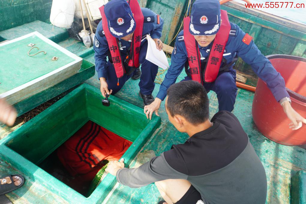 图为5月15日海警执法员对渔船进行检查。（中国海警局南海分局供图）